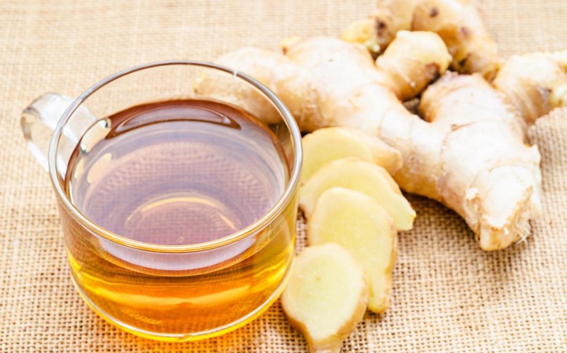 Rekomendasi Obat Flu dan Pilek Secara Alami 2025 Menggunakan obat pilek alami, mulai dari mengonsumsi madu hingga menggunakan uap hangat. Merupakan cara ampuh untuk menangkal gejala pilek. Meski sebenarnya bisa sembuh dengan sendirinya. Hidung meler atau mampet yang muncul saat pilek bisa mengganggu aktivitas sehingga perlu diobati. Pilek umumnya disebabkan oleh infeksi virus dan bisa sembuh dengan sendirinya dalam waktu 7-10 hari. Kondisi ini memang tidak berbahaya tetapi bisa menganggu aktivitas penderitanya. Keluhan pilek seperti hidung tersumbat, bersin, sakit tenggorokan, sakit kepala, hingga demam bisa diatasi menggunakna obat medis. Selaon itu beberapa pilihan obat pilek alami juga dapat dimanfaatkan untuk meringankan gejala-gejala yang sudah terjadi akibat pilek.  1. Madu  Madu terbukti dapat digunakan sebagai obat pilek alami untuk orang dewasa dan anak-anak berusia lebih dari satu tahun. Hal ini karena sifat antimikroba, anti radang dan antioksidan didalam madu yang efektif dalam meredakan gejala pilek. Kamu dapat memetik manfaat madu sebagai obat pilek alami dengan melarutkannya ke dalam air atau teh hangat, ataupun langsung mengonsumsinya.  2. Jeruk  Vitamin C yang banyak terkandung dalam jeruk terbukti berkhasiat untuk mengatasi pilek. Dengan memenuhi asupan vitamin C harian, pilek akan lebih cepat sembuh dan keparahan gejalanya juga berkurang. Selain mengonsumsi jeruk sebagai obat alami pilek. Kamu juga dapat mencukupi asupan vitamin C dengan mengonsumsi makanan yang kaya akna vitamin C, seperti stroberi, brokoli, kentang dan paprika.  3. Probiotik  Probiotik merupakan kumpulan bakteri baik yang membantu meningkatkan sistem kekebalan tubuh dan memelihara kesehata sistem pencernaan. Selain itu, probiotik dapat mengurangi kemungkinan kamu terkena infeksi saluran pernapasan atas, termasuk pilek. Tidak selalu dari suplemen, probiotik sebagai obat pilek alami bisa kamu dapatkan dengan mengonsumsi beberapa makanan, seperti yogurt, keju dan tempe.  4. Jahe Jahe sudah lama digunakan sebagai pengobatan alternatif untuk mengatasi berbagai penyakit. Kandungan senyawa gingerol didalam jahe dapat mengurangi risiko infeksi bakteri dan virus. termasuk infeksi virus penyebab pilek. Kamu dapat mencampurkan jahe dengan teh hangat atau sebagai bahan campuran dalam masakan untuk memanfaatkan rimpang ini sebagai obat pilek alami.  5. Ginseng  Ginseng merupakan obat pilek alami yang sudah terbukti cukup efektif dalam mencegah flu dan pilek, serta mempercepat proses penyembuhan. Manfaat ini berasal dari berbagai kandungan di dalam ginseng yang dapat memperkuat daya tahan tubuh. Sehingga mampu melawan kuman dan virus penyebab penyakit. Kamu bisa mengonsumsi ginseng dalam bentuk teh dan bubuk kering atau ditambahkan ke dalam minuman dan makanan.  6. Jamur Konsumsi jamur memang tidak menyembuhkan pilek secara langsung. Namun kandungan vitamin D yang tinggi dalam jamur dapat membantu memperkuat sistem kekebalan tubuh dalam melawan sejumlah penyakit termasuk pilek. Untuk memanfaatkan jamur sebagai obat pilek alami. Kamu bisa mengolahnya menjadi berbagai jenis hidangan lezat.  7. Bawang Putih Bawang putih menjadi obat pilek alami berikutnya yang bisa amu gunakan. Hal ini dikarenakan senyawa allicin dalam bawah putih yang bersifat antibakteri. Manfaat ini didukung oleh penelitian bahwa mengonsumsi bawang putih terbukti efektif dalam mengurangi keparahan gejala pilek, sehingga mempercepat proses penyembuhan. Kamu bisa mendapatkan manfaat bawang putih ini dengan memakannya langsung atau menambahkannya sebagai bahan masakan. Nah, Bawang putih sudah terkenal dalam pengobatan tradisional sama seperti Echinacea. 