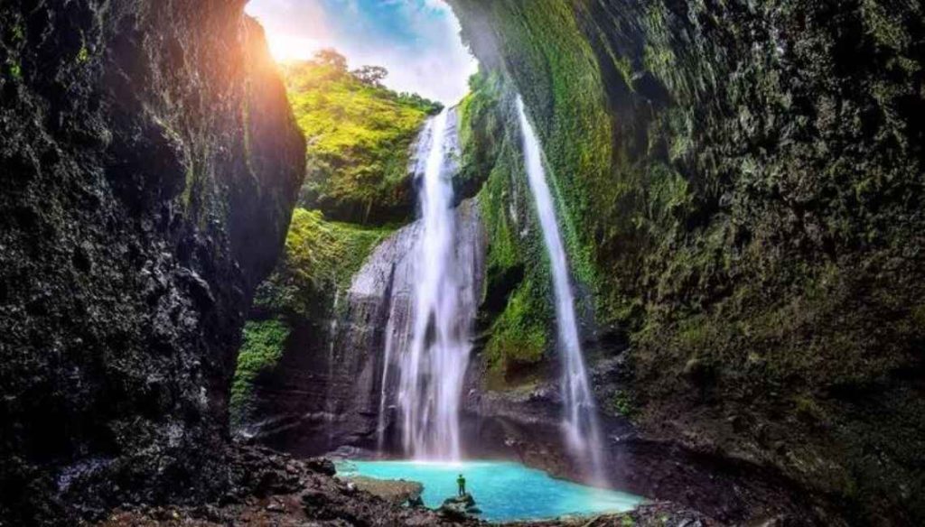 Rekomendasi Wisata Air Terjun Yang Menarik Di Indonesia - Lekad ...